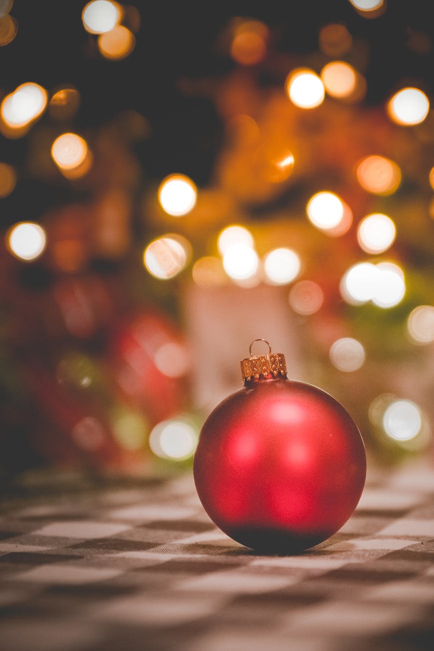 shallow focus photography of red bauble